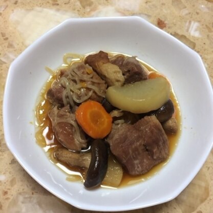 にんじん、しいたけ、白滝、ちくわを
入れて作ってみました。
お肉は柔らかく、お味は絶品でしたよ。